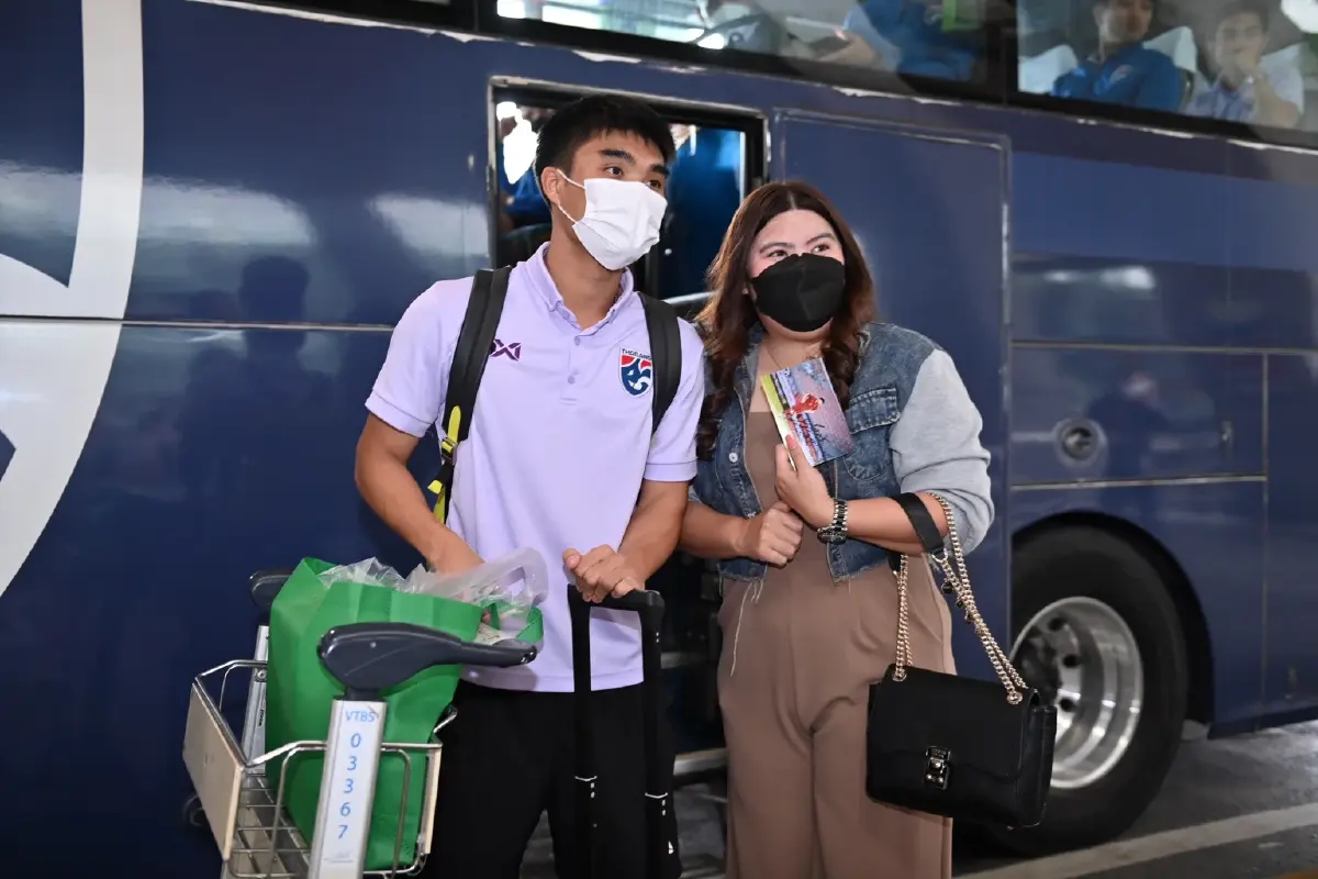 “ช้างศึก” เดินทางกลับถึงไทย "ธีราทร" ลั่นยังไม่ยอมแพ้