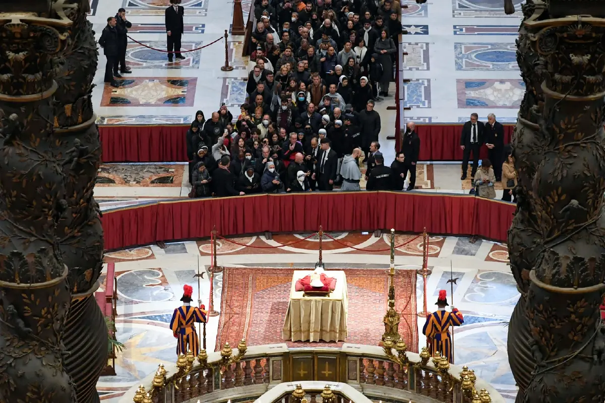 ชาวคริสต์หลั่งไหลสักการะพระศพอดีตโป๊ปเบเนดิกต์ที่ 16