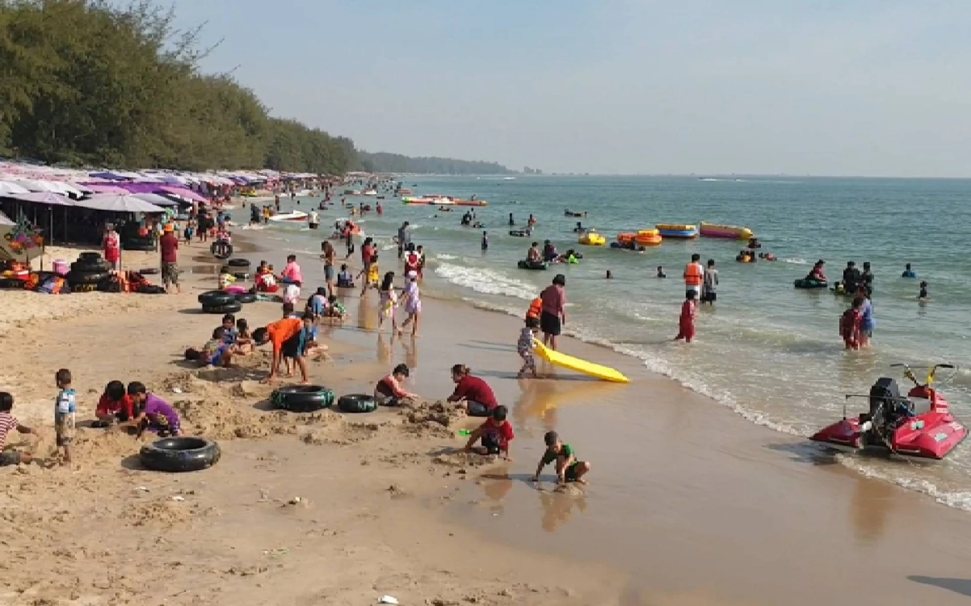 นักท่องเที่ยว ริมชายหาดชะอำ จ.เพชรบุรี 