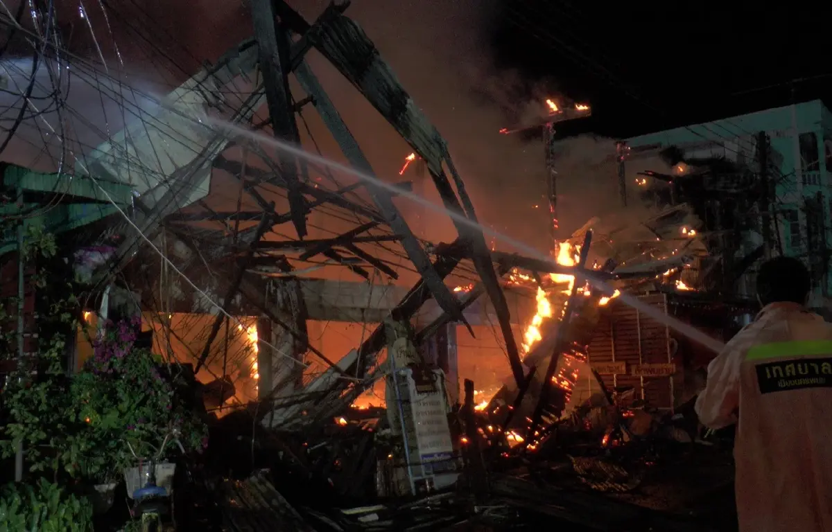 อุ้มยาย 86 ปีหนีตาย ไฟไหม้กลางเมืองนครพนม (มีคลิป)