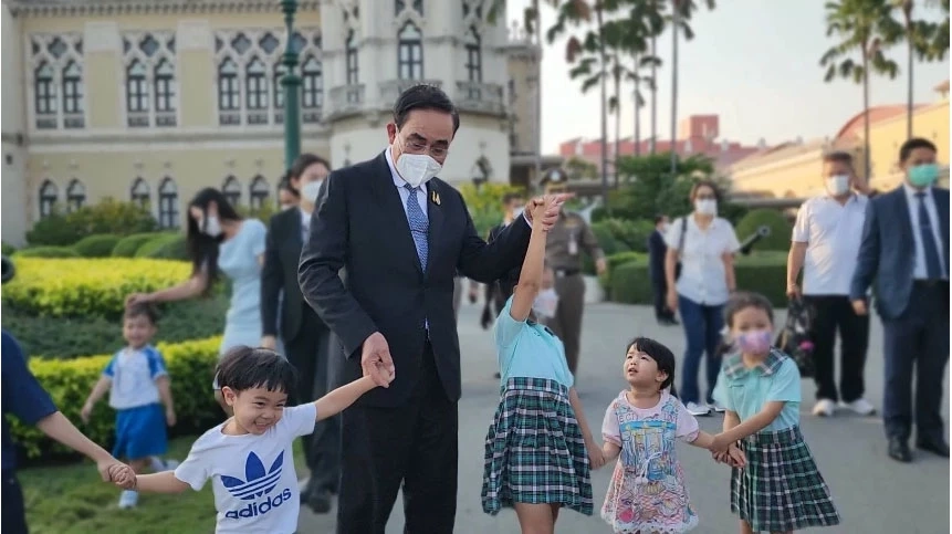 พลเอก ประยุทธ์ จันทร์โอชา นายกรัฐมนตรีและรัฐมนตรีว่าการกระทรวงกลาโหม ห่วงใยความปลอดภัยเด็ก