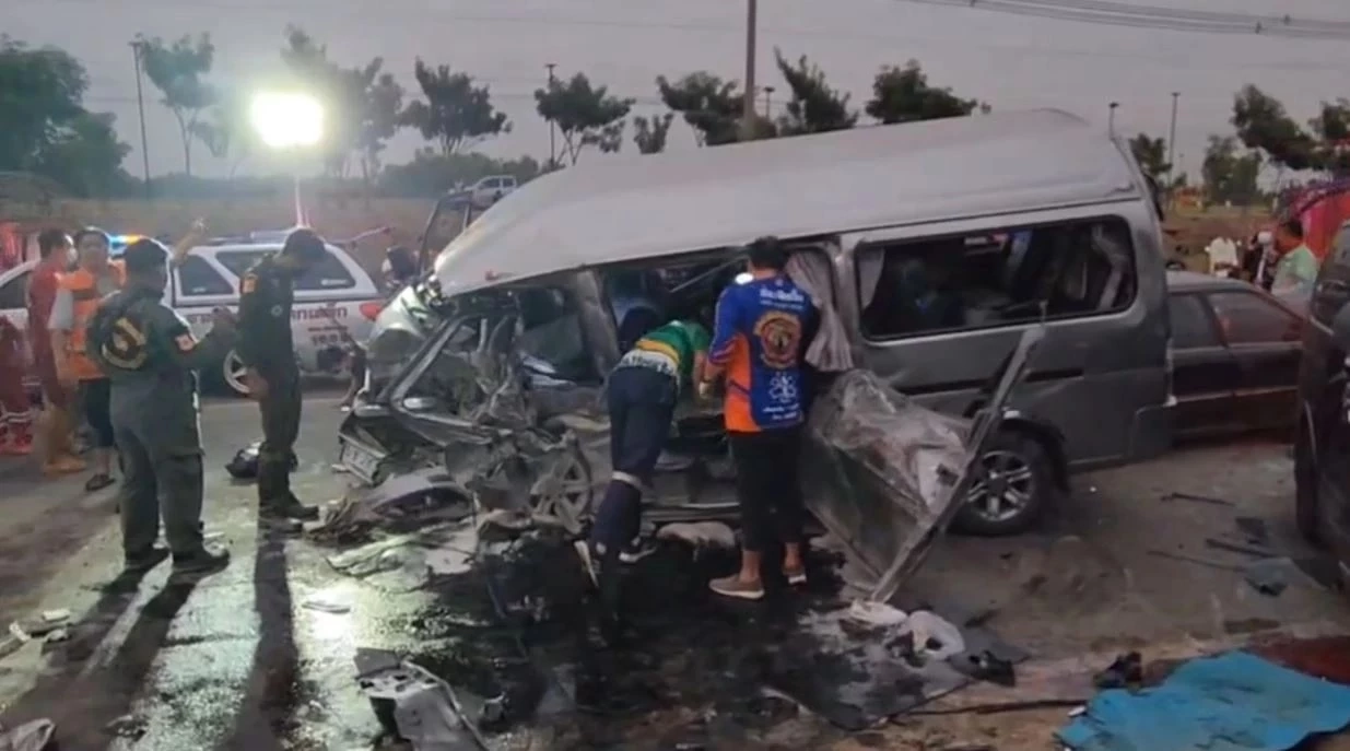 ประสานงา 3 คัน ชนรถตู้นักเรียน เจ็บเพียบ