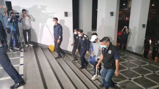 จนท.คุมตัว "นายแดริล ยัง" มาที่ดีเอสไอ