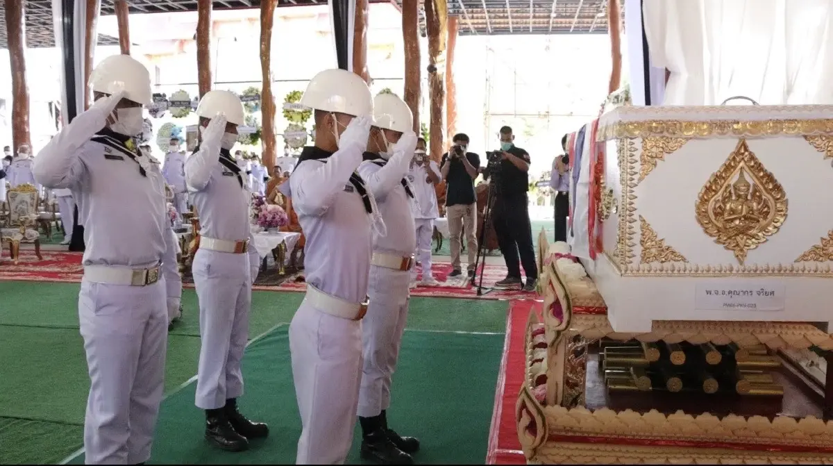 พระราชเพลิงศพ "หมอแชมป์" ฮีโร่ "ร.ล.สุโขทัย" อย่างสมเกียรติ