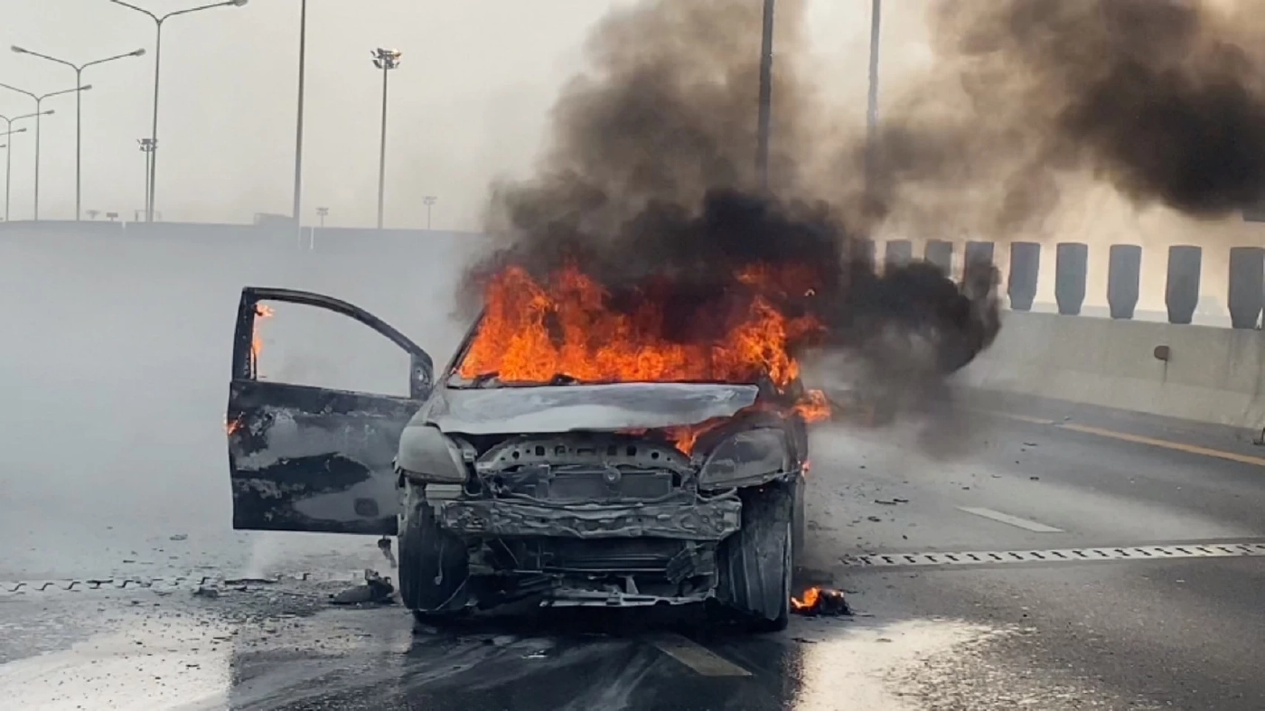 ระทึก! เก๋งถูกชนท้ายไฟลุกท่วม ลุงวิ่งหนีตาย รอดหวุดหวิด (มีคลิป)