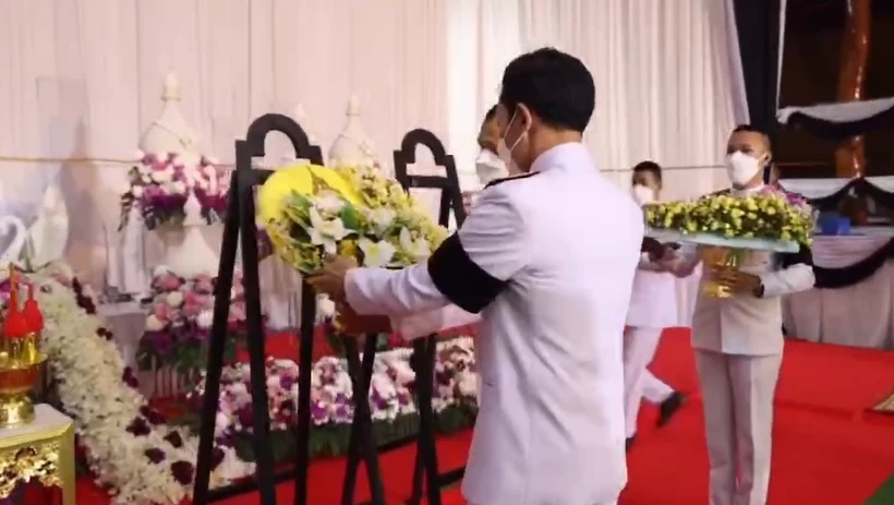 ในหลวงพระราชทานพวงมาลา วางหน้าหีบศพ "หมอแชมป์" ฮีโร่ "ร.ล.สุโขทัย"