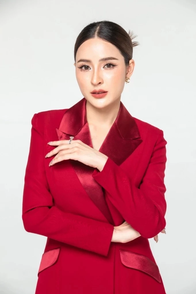 รู้จัก "เม พรีมายา" อดีตแม่ค้าออนไลน์ สู่ CEO พรีมายา สวยรวยปัง ก่อนจะตกเป็นผู้ต้องหา