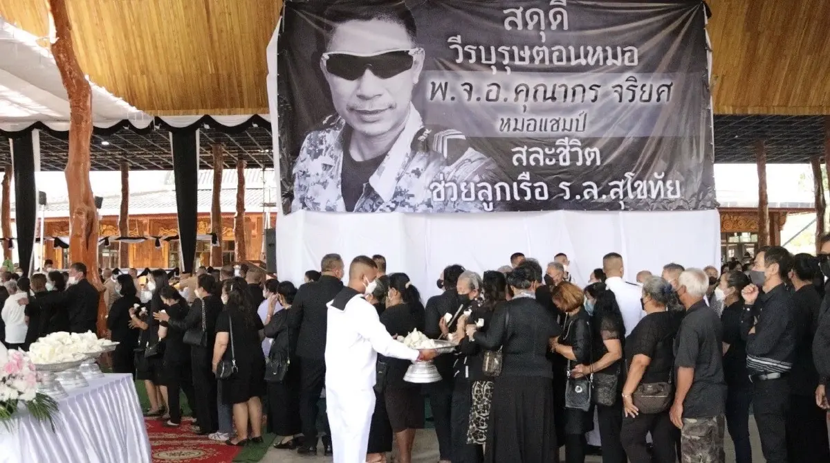 ประชาชน ร่วมสองพันคน เป็นแถวยาวร่วมวางดอกไม้จันทน์ เพื่อส่ง "หมอแชมป์"
