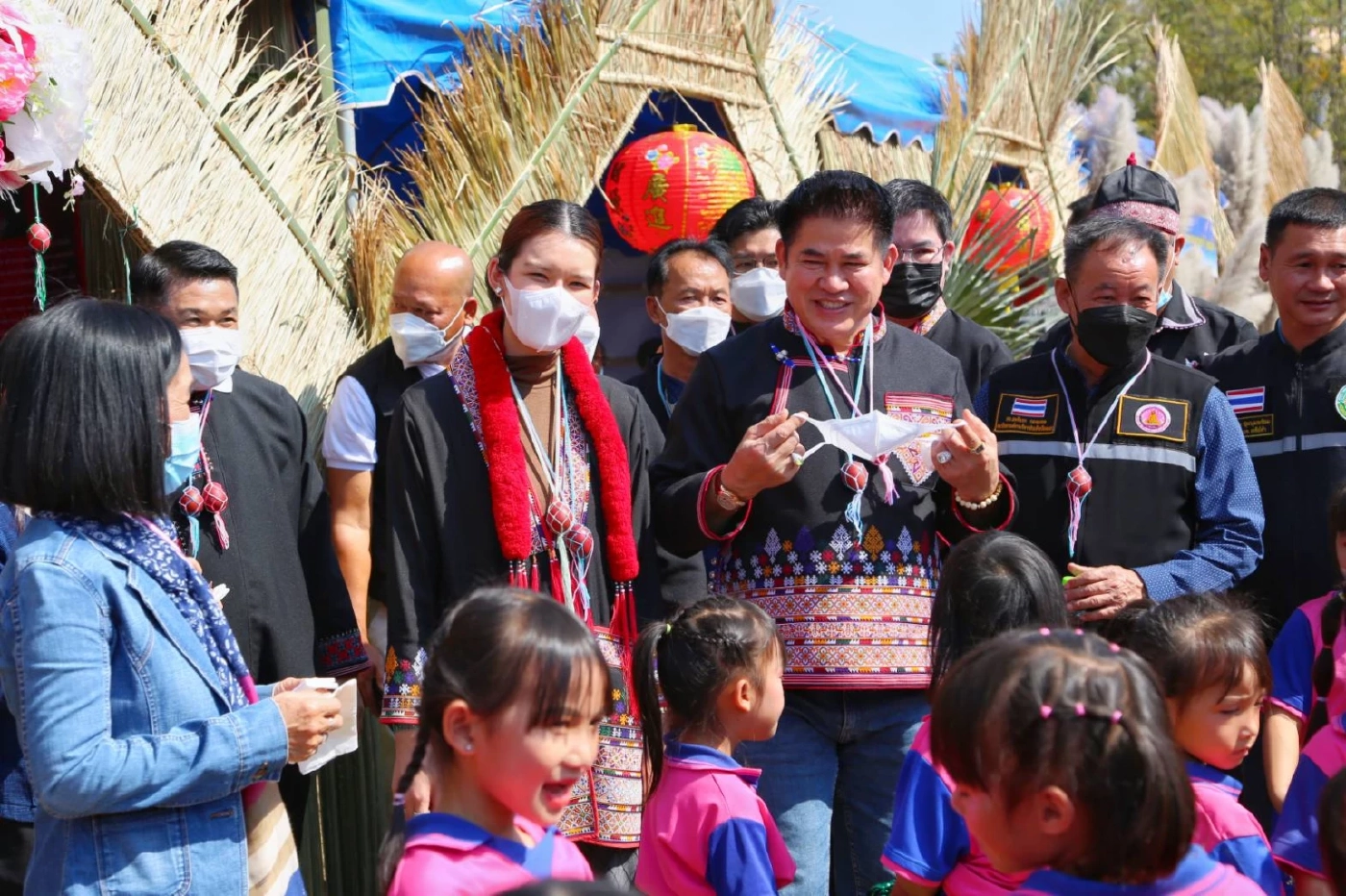 “ธรรมนัส" ควง "จุ๊บจิ๊บ” สวมชุดชนเผ่าอิ้วเมี่ยน ร่วมงานปีใหม่ของชนเผ่า