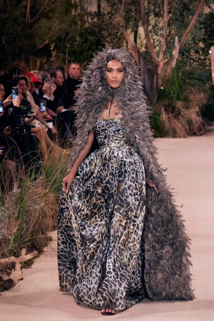 สับไม่ไหว! แอนนา เฉิดฉายบนรันเวย์ โอต์กูตูร์ ปารีส แฟชั่นวีค 2023