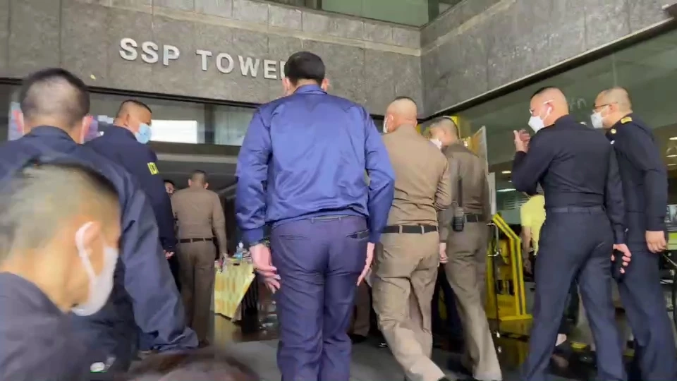 ตำรวจเข้าตรวจค้น"กองสลากพลัส" กว้านซื้อลอตเตอรี่ ขายเกินราคา