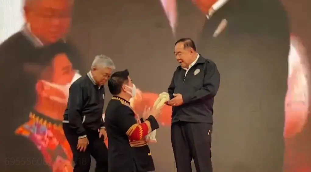 ซีนเด็ด! “ธรรมนัส” ยกทีมเศรษฐกิจไทย  คุกเข่าไหว้ “บิ๊กป้อม” (มีคลิป)