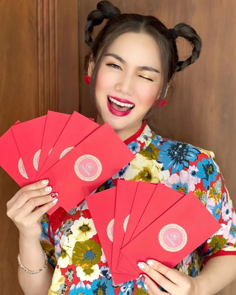 หมิง ชาลิสา บุญครองทรัพย์  แต่งตัวเป็นอาหมวย เสริมสิริมงคล