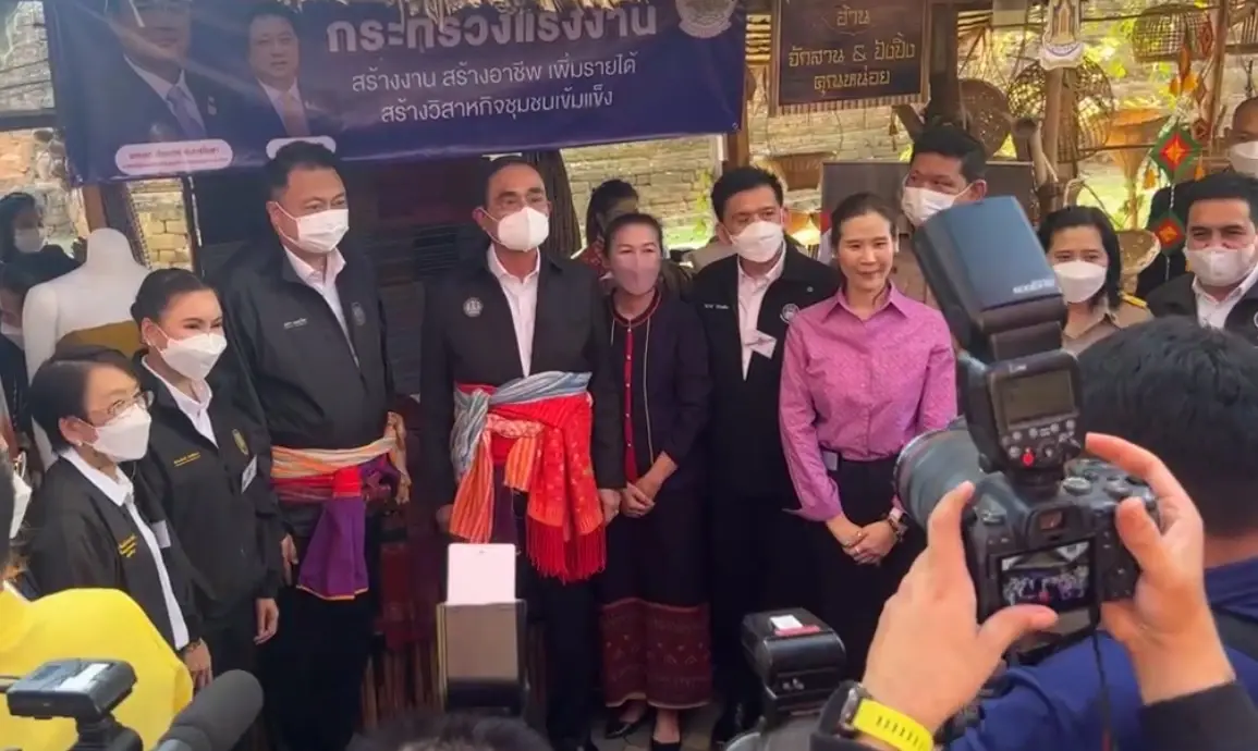 “บิ๊กตู่” ลงพื้นที่ “ราชบุรี” ส.ส. พปชร.โผล่ต้อนรับ ชาวบ้านขอให้อยู่นานๆ