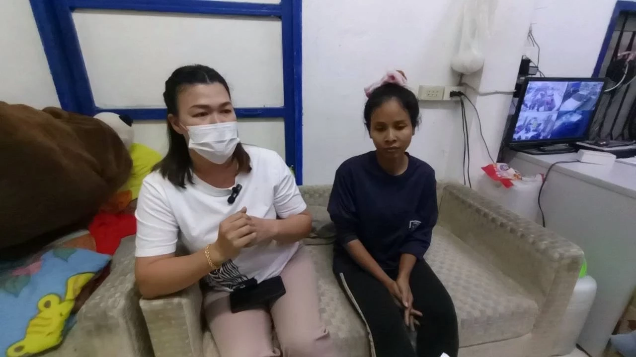 น.ส.แอน (เสื้อขาว) และนางมล แม่ ด.ญ.ผู้เสียหาย (เสื้อน้ำเงิน)