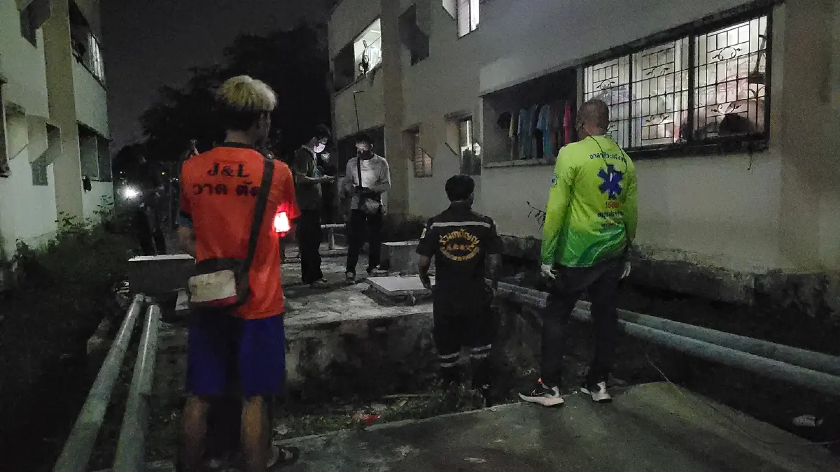 ตร.เร่งหาสาเหตุ ชายวัย 40 พลัดตกระเบียงชั้น 5 ดับคาที่