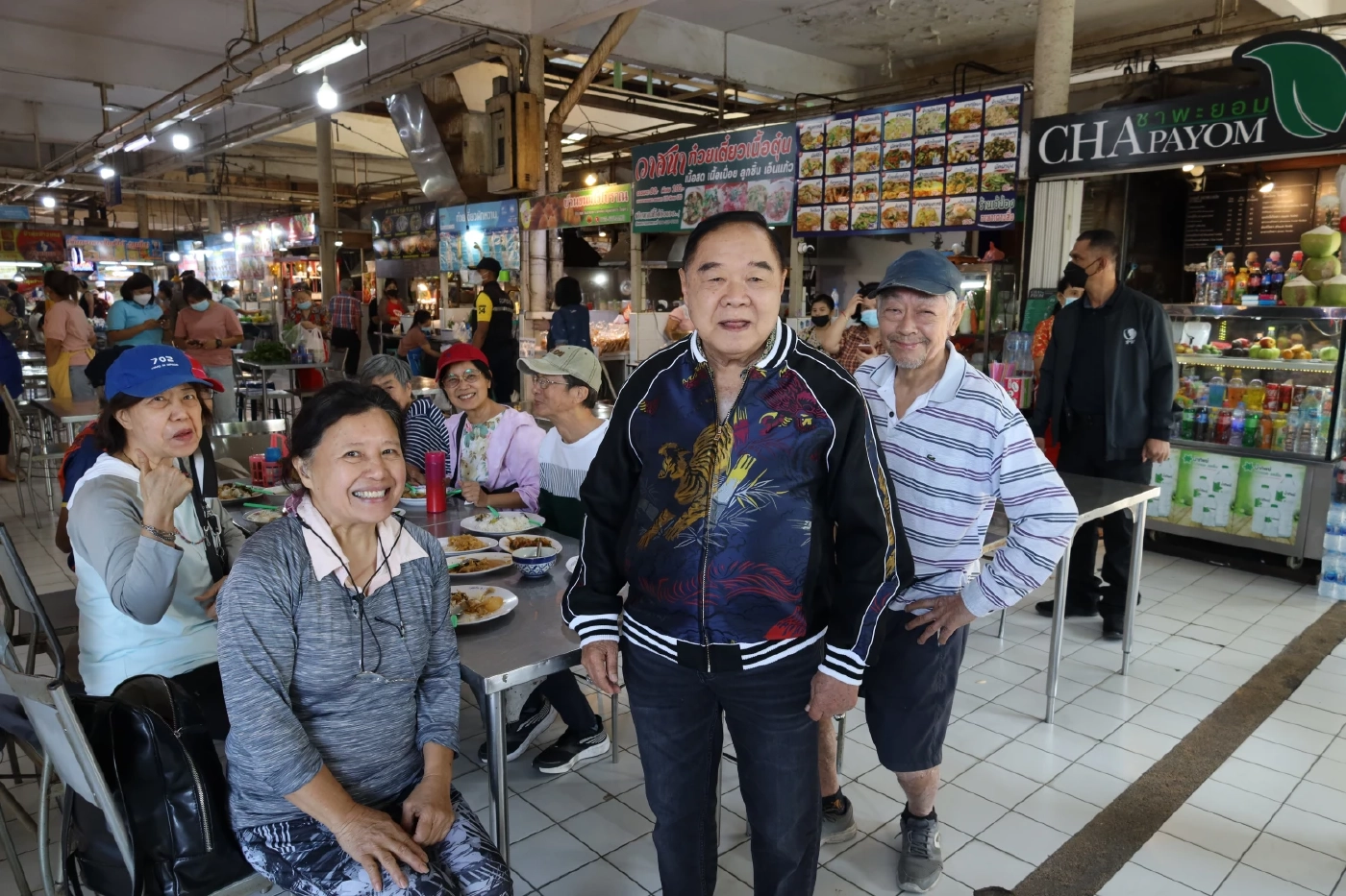 “ลุงป้อม” เดินตลาด อ.ต.ก. อารมณ์ดี! ทักทายประชาชนรุมขอถ่ายรูป