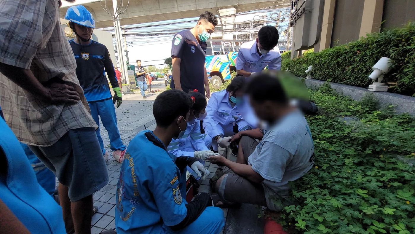 คนขับรถบัสวูบ เสียหลักปีนฟุตปาธ ชน รปภ. คอนโด กระเด็นเข้าใต้ท้องรถ