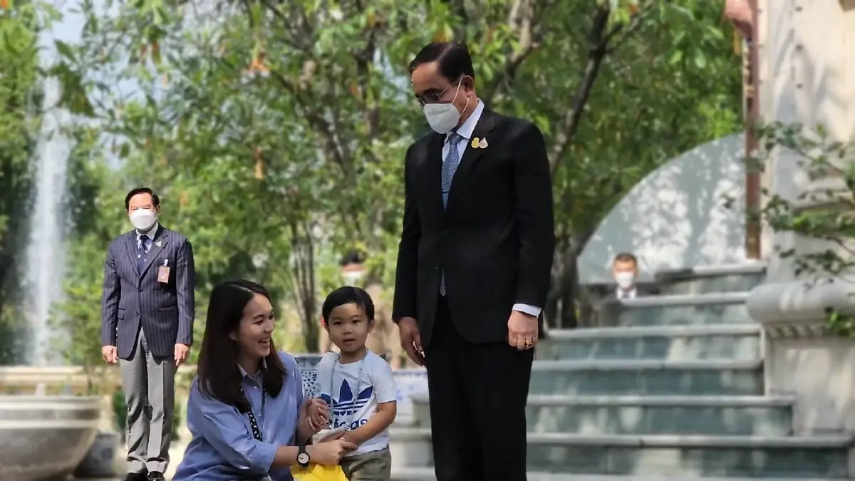 “บิ๊กตู่” อารมณ์ดี ทักลูกนักข่าว เจอทักเป็น "พล.อ.อนุพงษ์" ถึงกับไปไม่ถูก