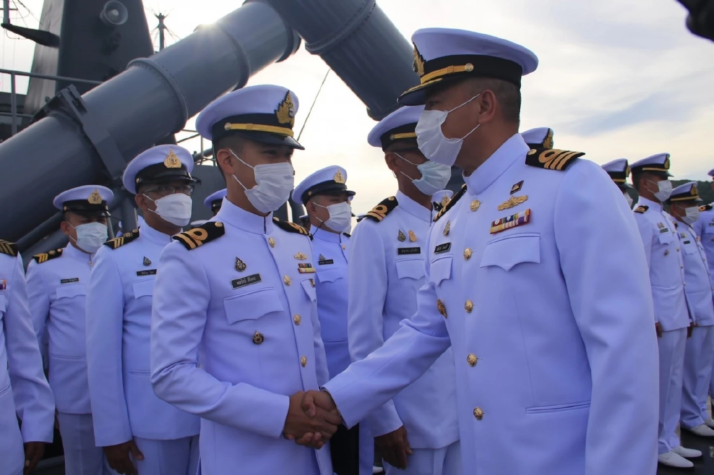 ภาพถ่าย "ต้นเรือพลับ" และกำลังพลเรือหลวงสุโขทัย วันรับส่งหน้าที่ เมื่อวันที่ 4 ต.ค. 65