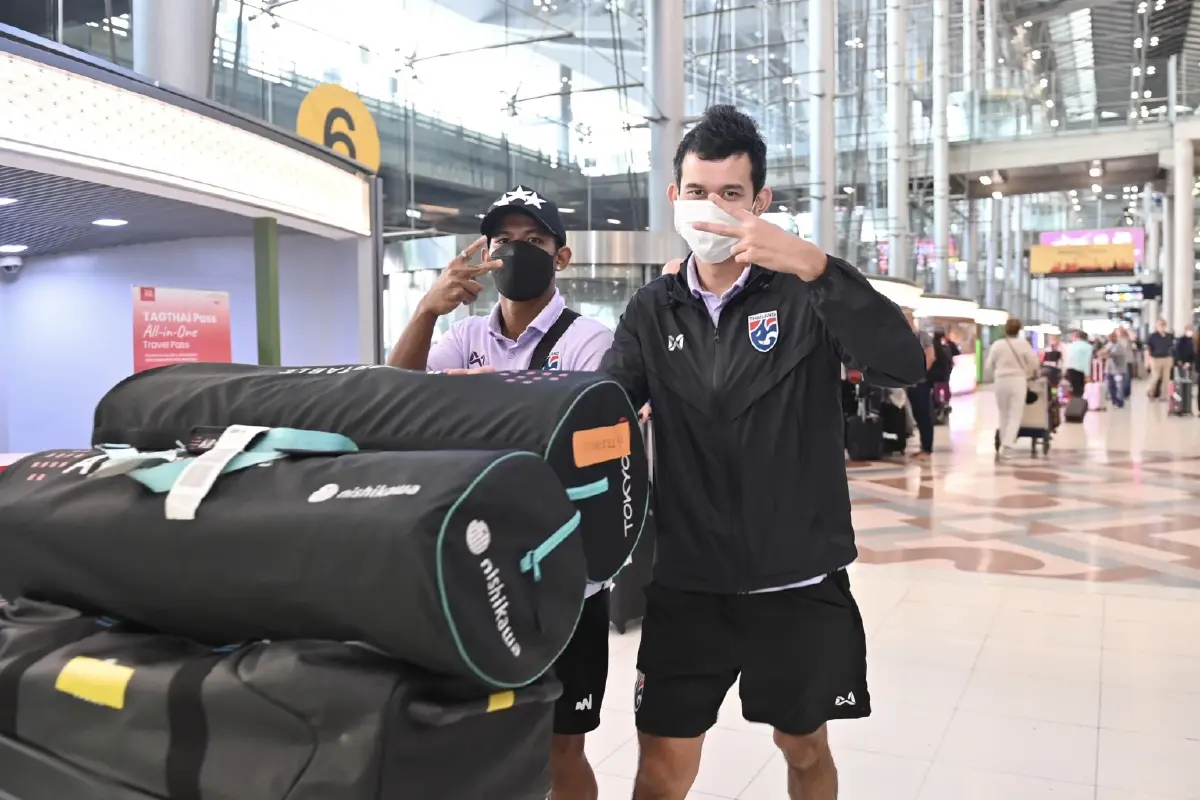 “ช้างศึก” เดินทางกลับถึงไทย "ธีราทร" ลั่นยังไม่ยอมแพ้