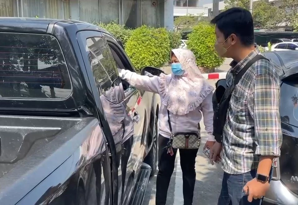 ตำรวจบางบัวทอง เร่งล่าแก๊งวัยรุ่น ไล่ประกบยิงรถแม่ค้าส้มตำ