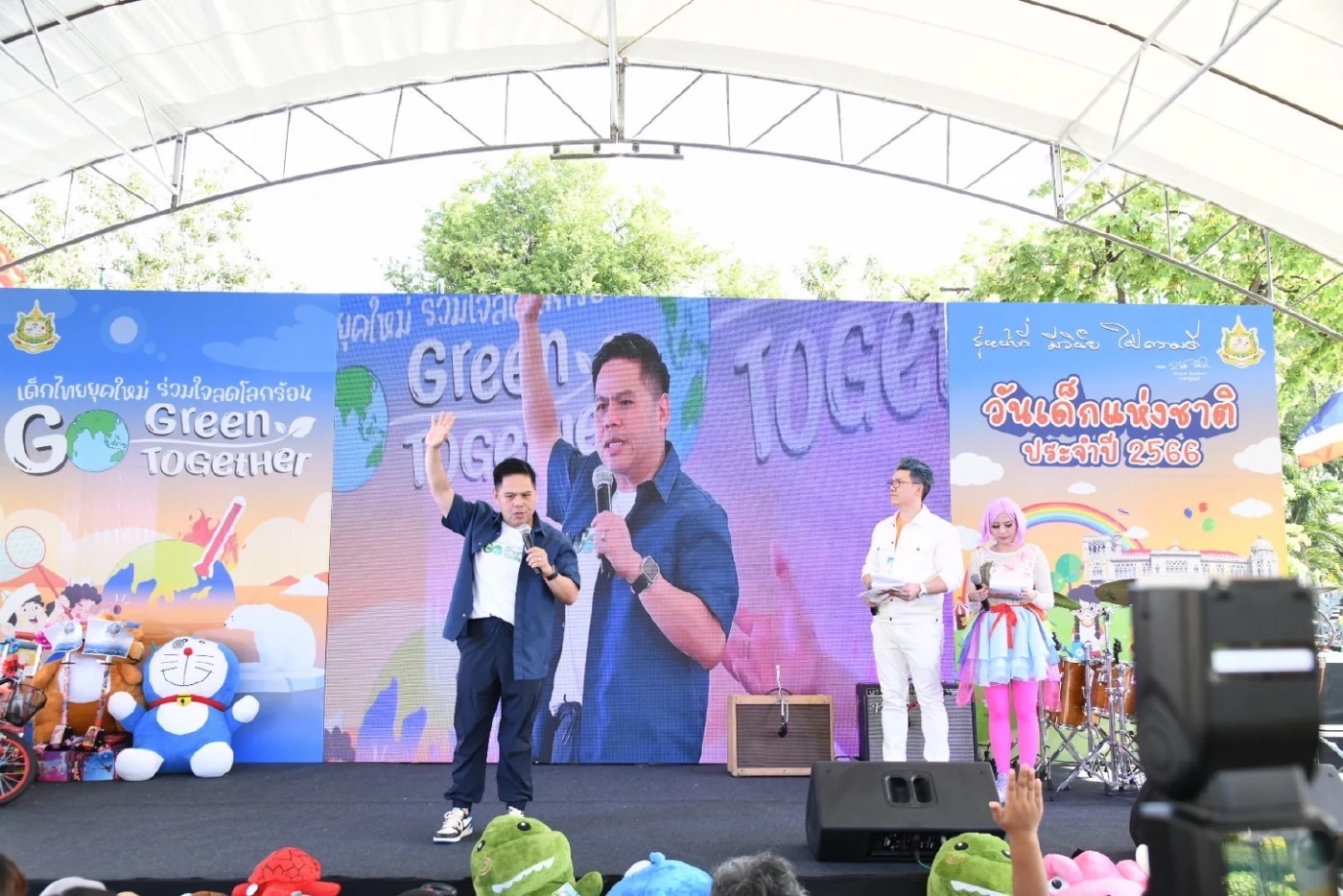 พี่ท็อป นำทีม ทส. พร้อมพาเหรดขบวนสัตว์ และฝูงไดโนเสาร์ มอบความสุขวันเด็ก’66 ทำเนียบ ร่วมกับ นายกฯ “ลุงตู่” ชวนเด็กไทยร่วมใจลดโลกร้อน