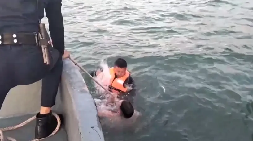 แตกตื่นทั้งท่าเรือ หนุ่มต่างชาติคลั่ง โดดน้ำท่าเรือแหลมบาลีฮาย (มีคลิป)