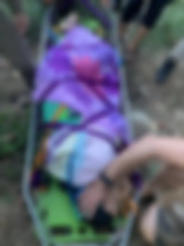 เพื่อนและเจ้าหน้าที่ ช่วยกันลำเลียงหนุ่มเบลเยี่ยมส่งโรงพยาบาล