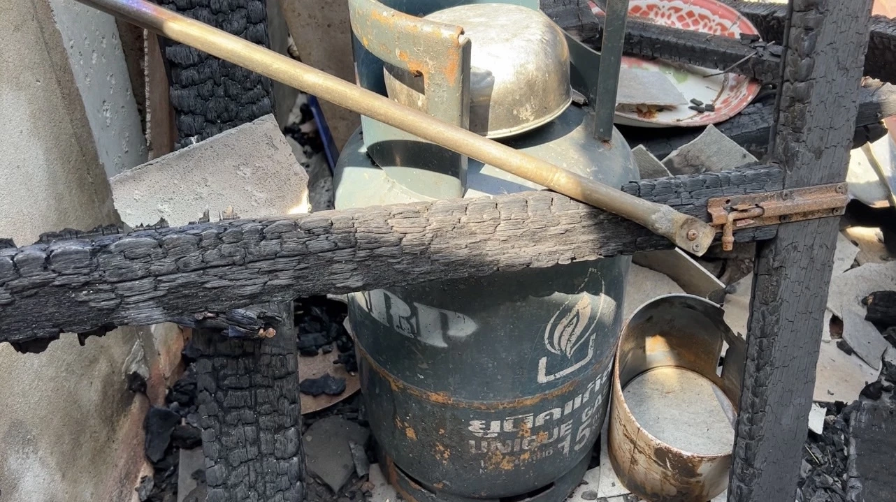 สุดเศร้า! นั่งดูเพลิงเผาบ้าน-รถ ตัวเองจนเป็นเถ้าถ่าน หลังโทรแจ้ง 191 จนท้อ