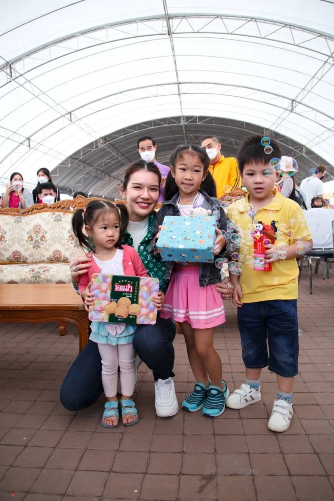 ชื่นมื่น! “ธรรมนัส” นำบุตรชายพร้อมภรรยา ร่วมงาน “วันเด็กแห่งชาติ” จ.พะเยา