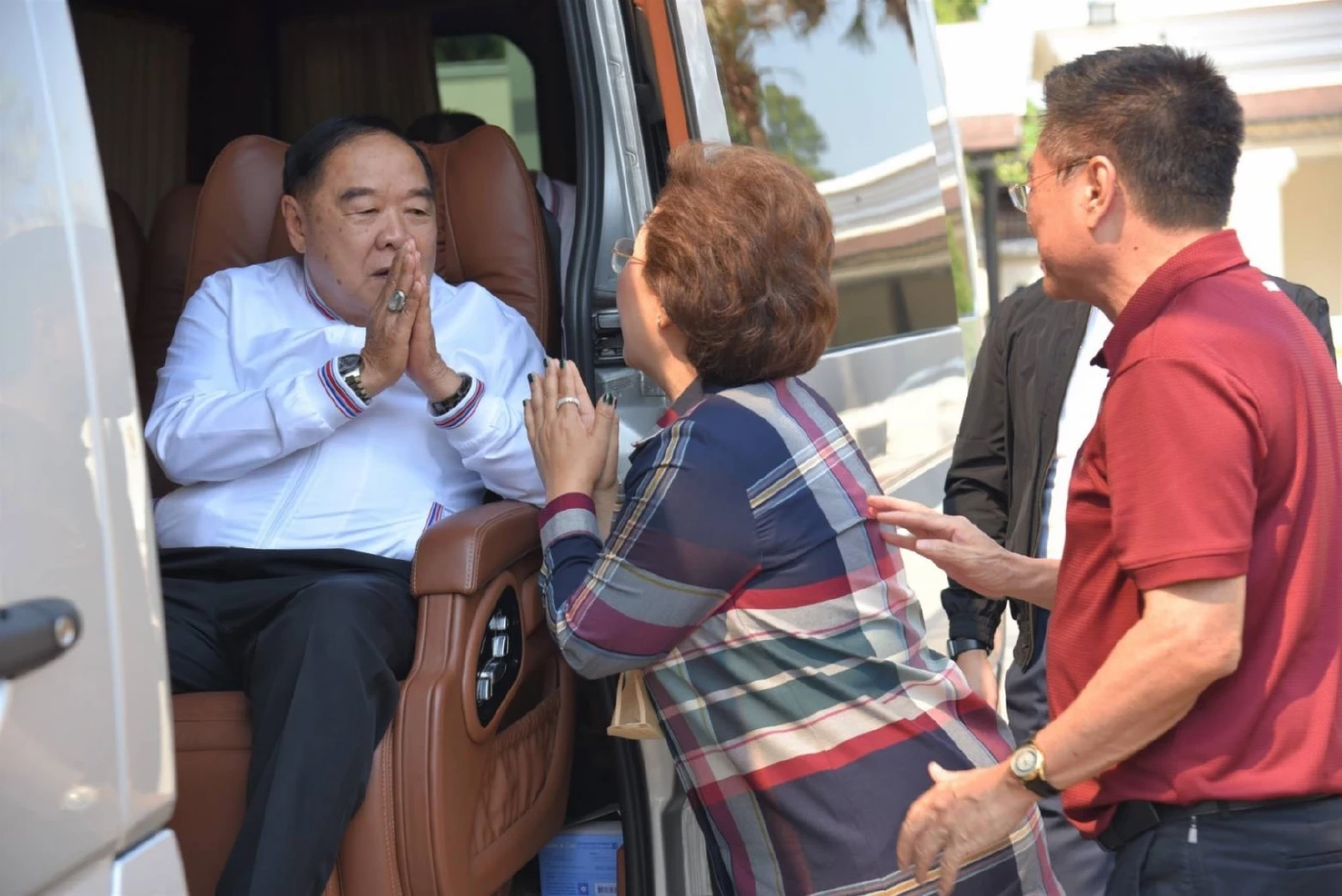 "บิ๊กป้อม" ลาประชุม ครม. ไปราชบุรี นัด ส.ส.ราชบุรีทั้ง 5 เขต กินข้าวชื่นมื่น