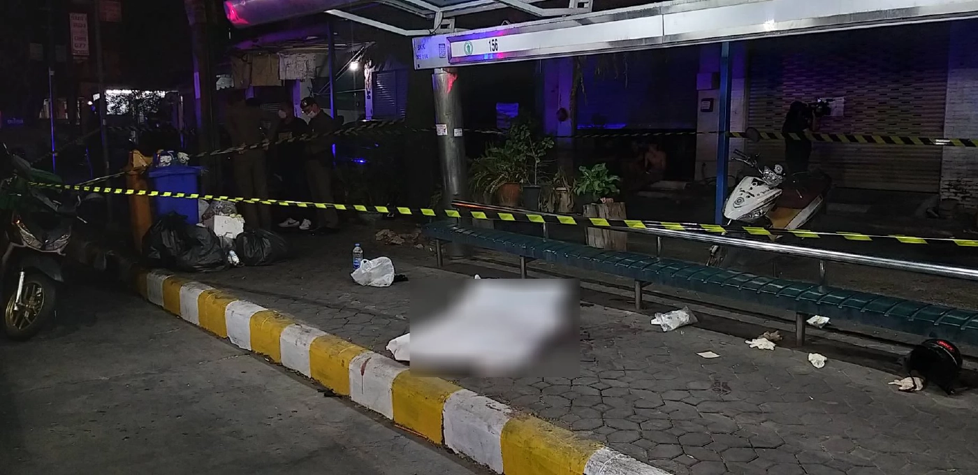 แกร็บไบค์ผิดใจปมขี่รถปาดหน้า ชักมีดแทงเพื่อนร่วมอาชีพดับคาป้ายรถเมล์