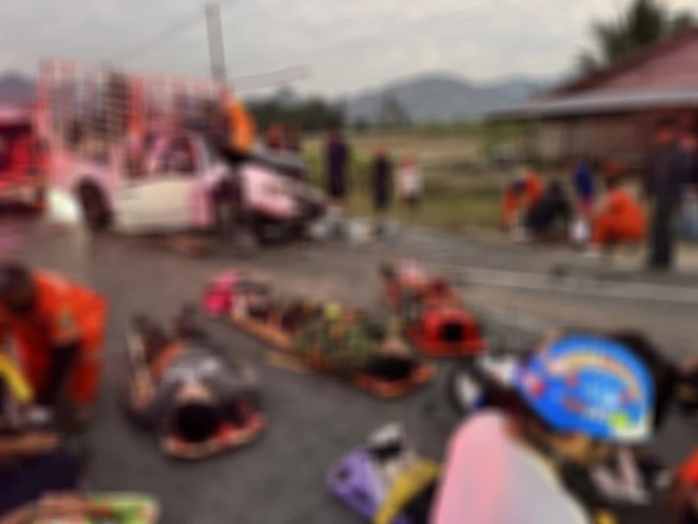 ผู้บาดเจ็บนอนรอความช่วยเหลือ ส่วนรถกระบะที่โดยสารมาพังยับ