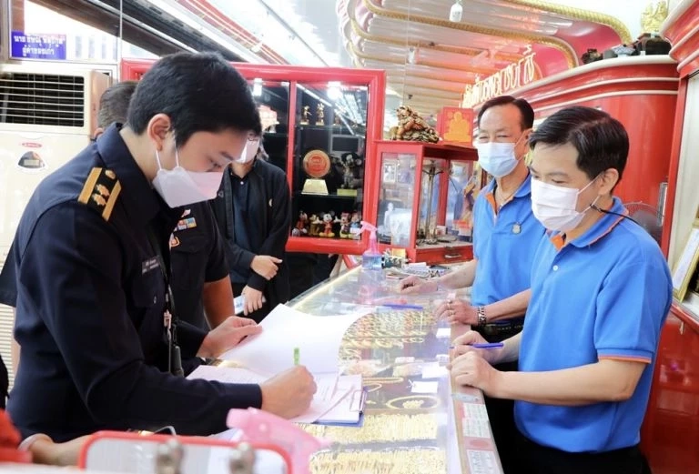 เจ้าหน้าที่ สคบ. ลงสุ่มตรวจ ร้านทองเยาวราช 