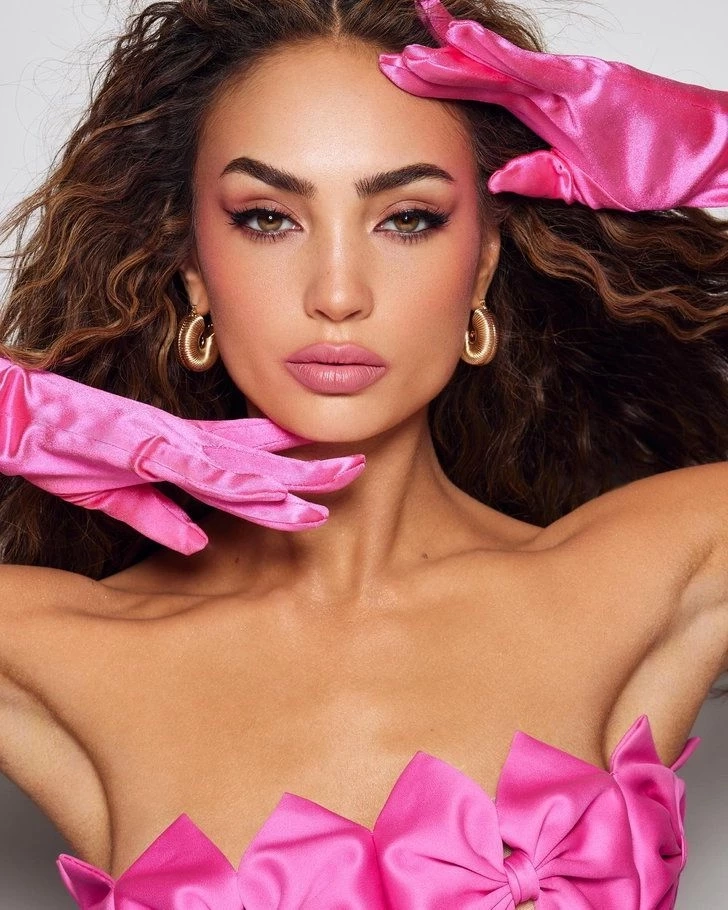 ทำความรู้จักสาวงาม "อาร์บอนนีย์ เกเบรียล" ผู้คว้ามงกุฎ Miss Universe 2022