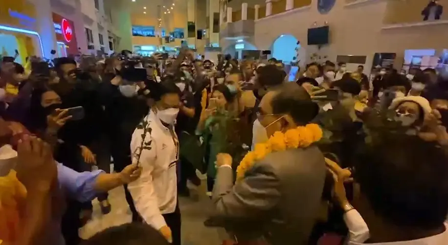 สุดคึกคัก! "บิ๊กตู่" เยือนชุมพร! ลูกช้าง ร่วม ส.ส. ปชป.-ปชช. แห่ต้อนรับอบอุ่น