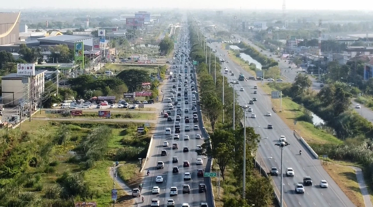 แน่น ๆ ถนนสายเอเชียมุ่งหน้า กทม. จราจรเริ่มชะลอตัว ปชช. เดินทางกลับจากปีใหม่