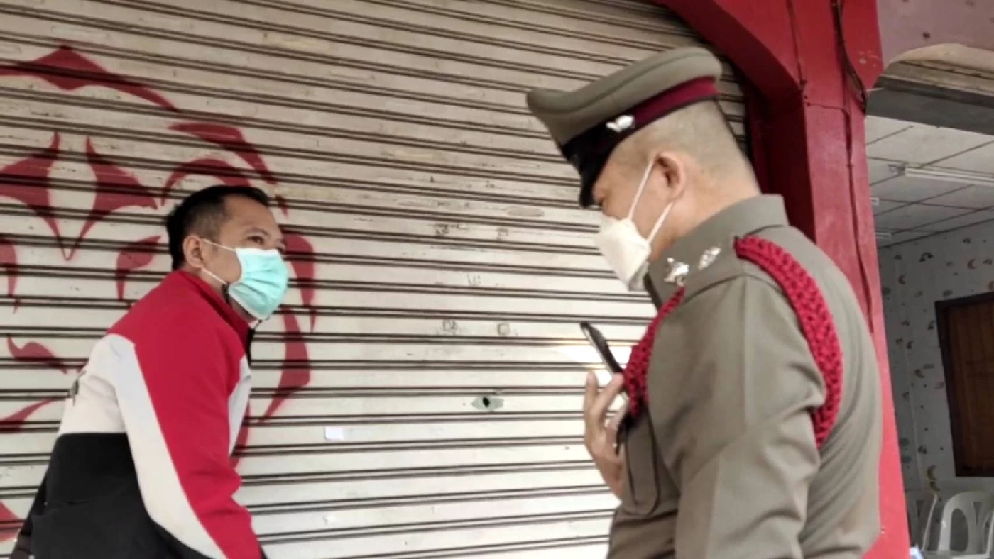 สาวพนักงานสินเชื่อ ผงะ พบรอยกระสุนยิงจากหน้าประตูฝังในบริษัท โร่แจ้งตร.