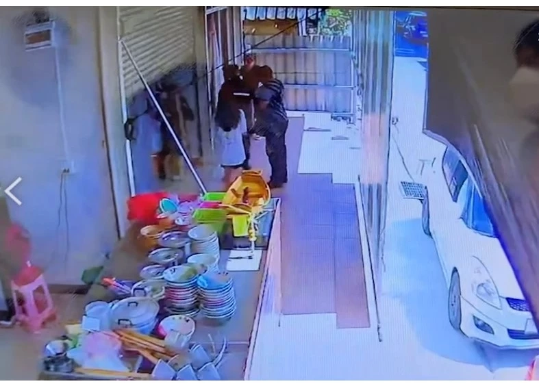 ภาพจากวงจรปิดที่เจ้าหน้าที่สรรพสามิตเข้าตรวจค้นร้านขายมือถือชาวจีน