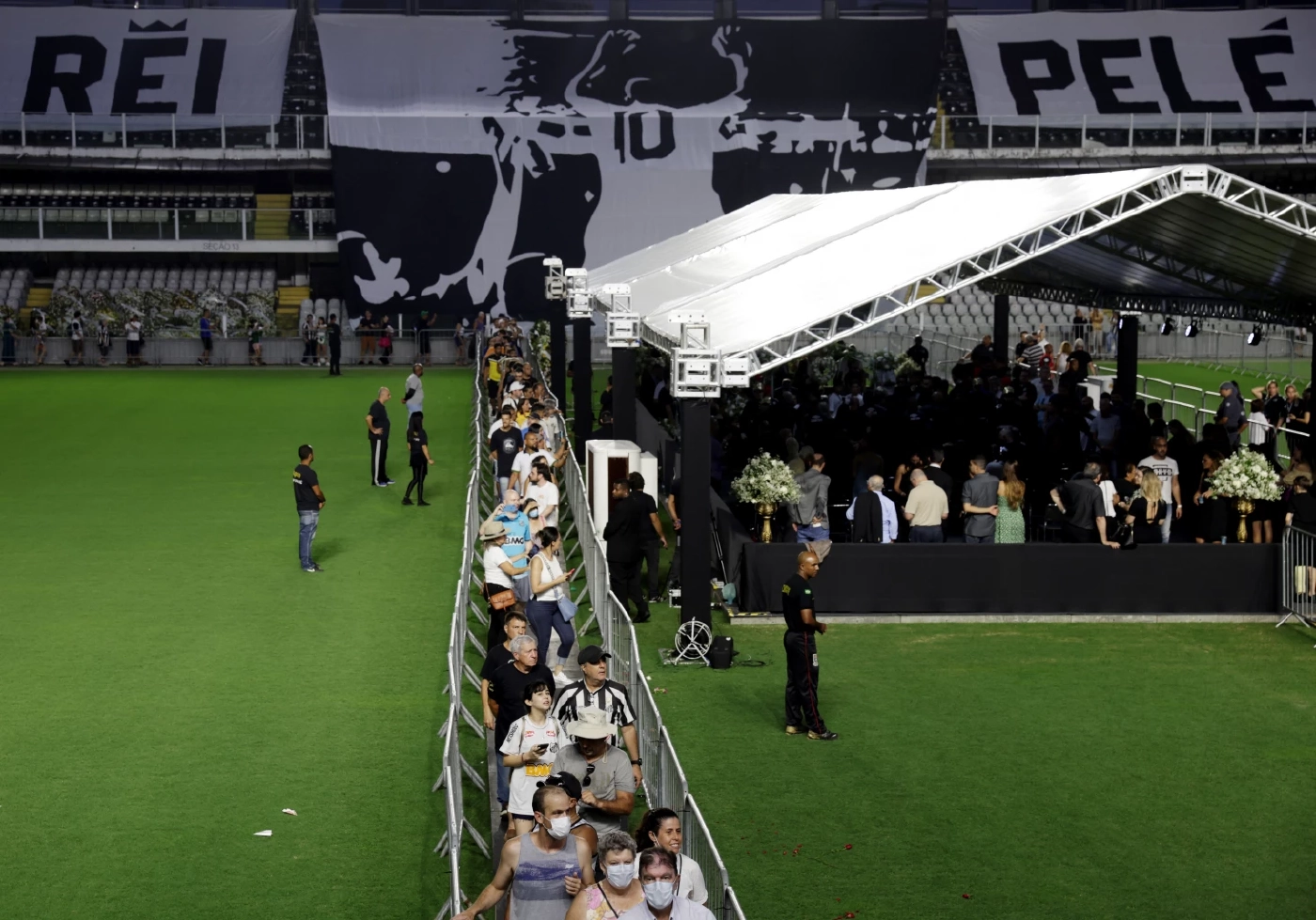 ประมวลภาพแฟนบอลนับหมื่นแห่ร่วมพิธีศพ "เปเล่" 