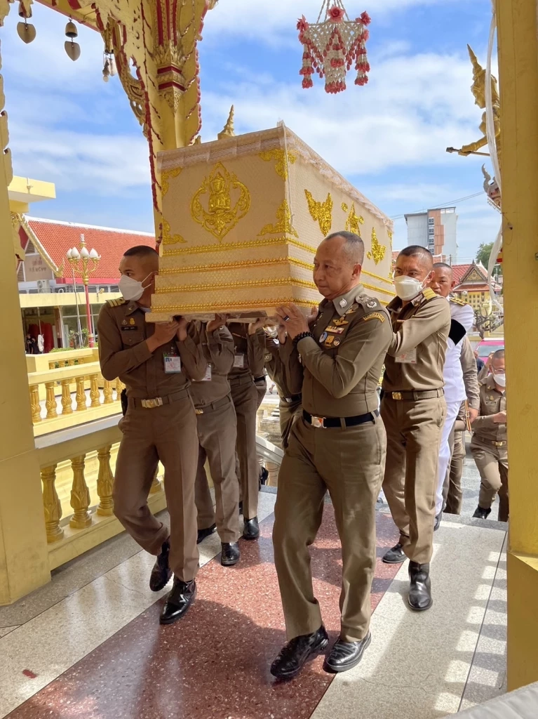 สุดซึ้ง "รองต่อศักดิ์" เดินนำหน้าผู้ใต้บังคับบัญชา เผาร่างตำรวจคนสนิท