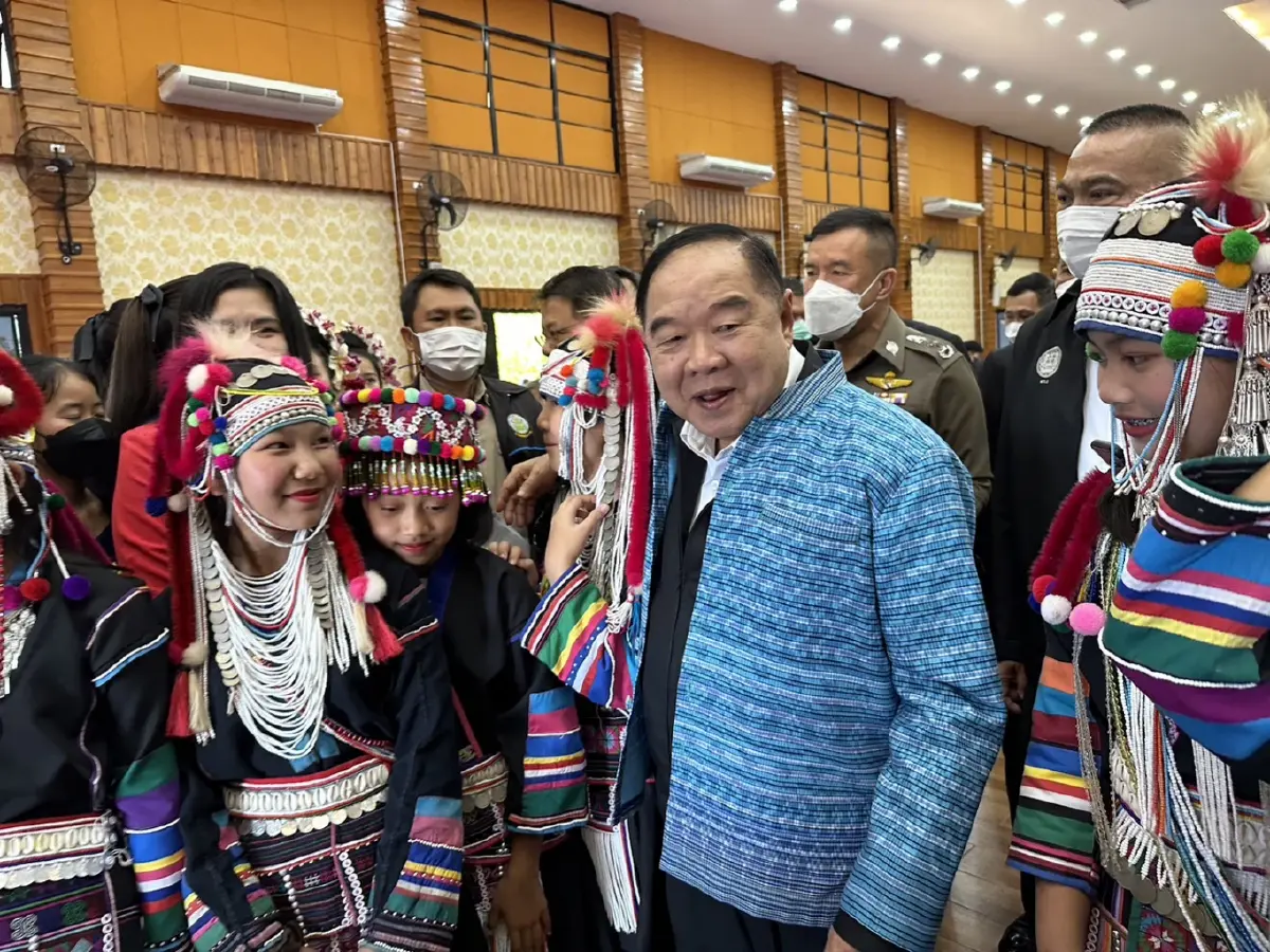 "บิ๊กป้อม” โปรยยาหอมชาวลำปาง ชู นโยบายเพิ่มเงินบัตรสวัสดิการแห่งรัฐ