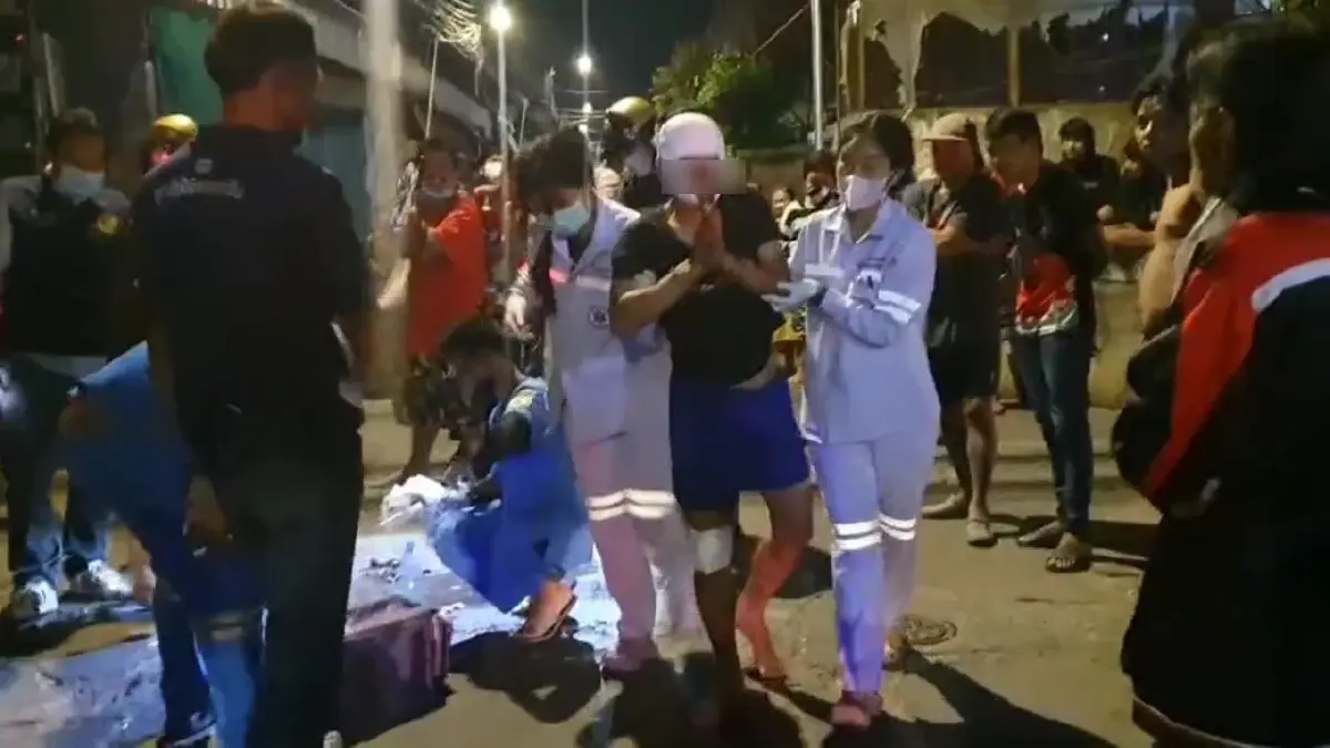 หนุ่มคลั่งถือมีดปีนทุบหลังคาไล่ทำร้าย ชาวบ้านรุมประชาทัณฑ์บาดเจ็บ