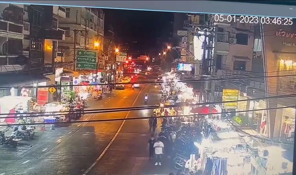 เปิดภาพสาวไต้หวัน หลังออกจากด่าน เดินถือบุหรี่ไฟฟ้า เที่ยวตลาดห้วยขวาง