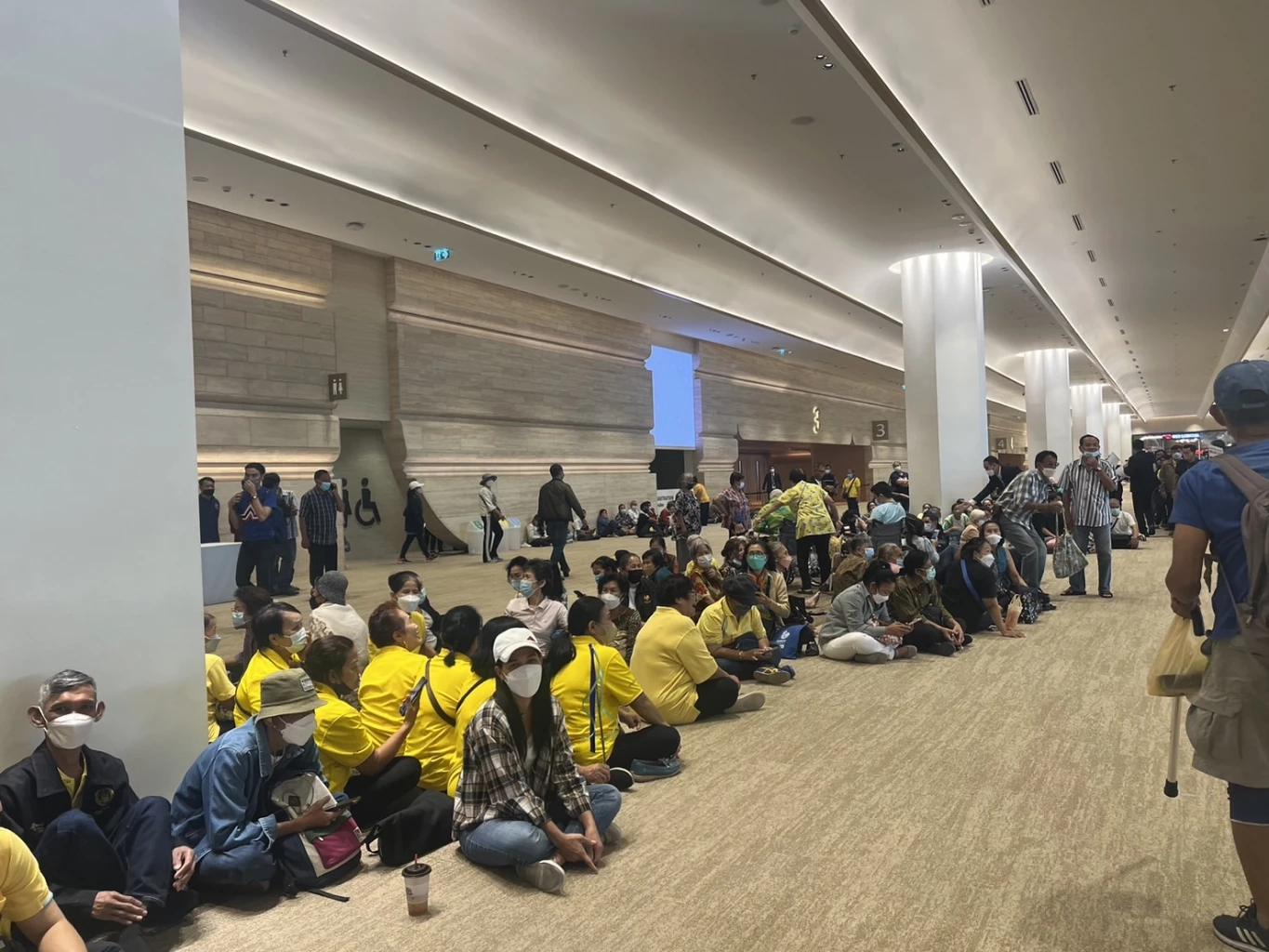 ไม่ใช้รถหลวง! “บิ๊กตู่” นั่งรถส่วนตัว ไม่มีรถนำขบวน เปิดตัวร่วมงาน รทสช.