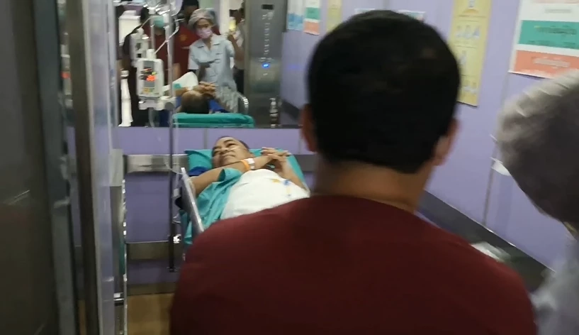 “นริศ ขำนุรักษ์” มท.2 ปลอดภัย ชูนิ้วโป้งกดไลท์ ยิ้มออกจากห้องไอซียูแล้ว