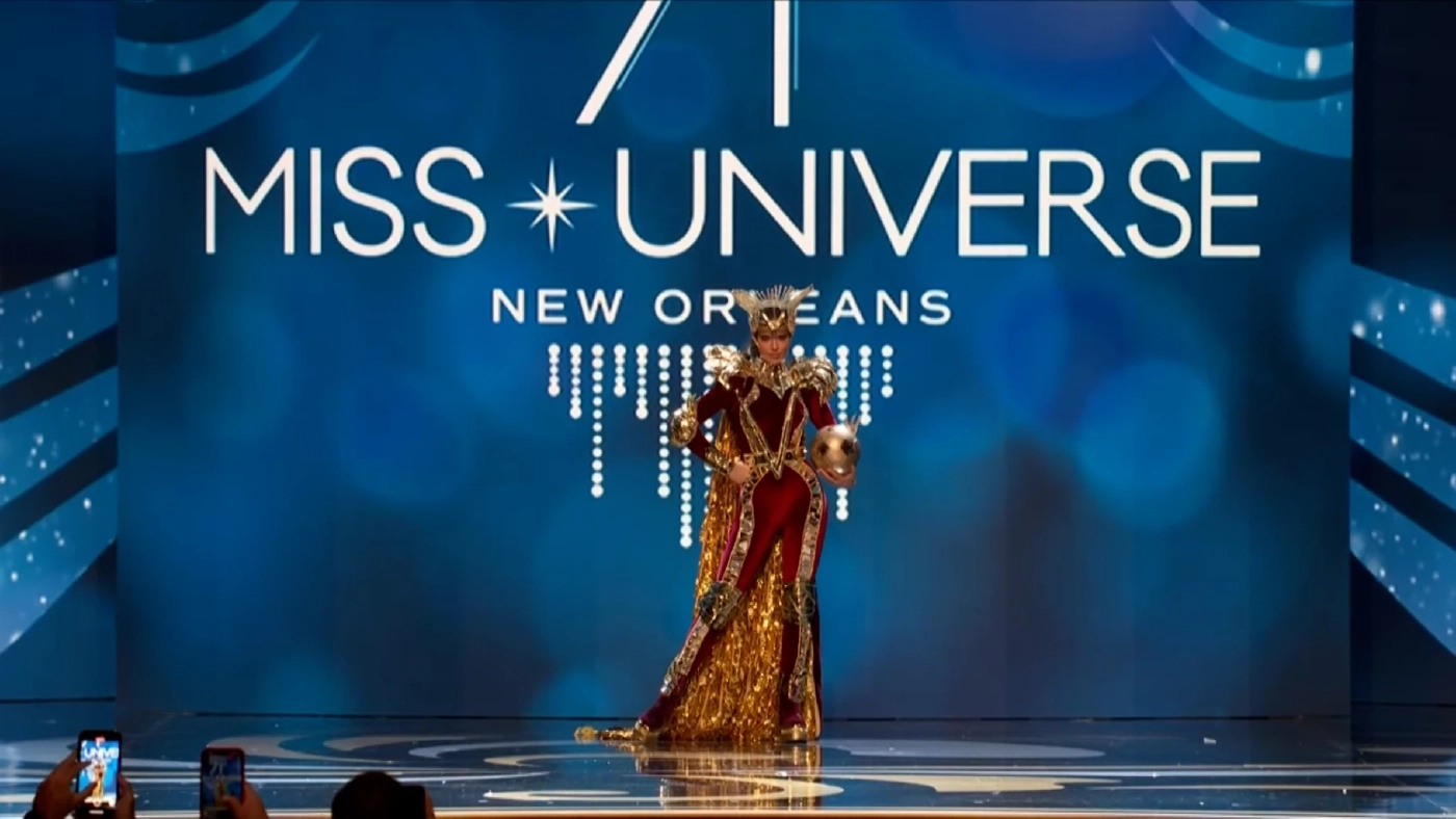 เวเนซุเอล่า  กับชุดประจำชาติมาในชุดชื่อว่า “วีรสตรีสีไวน์แดง”