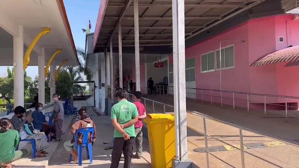 ขณะที่ญาติผู้เสียชีวิตเริ่มทยอยมาเตรียมรอรับศพ