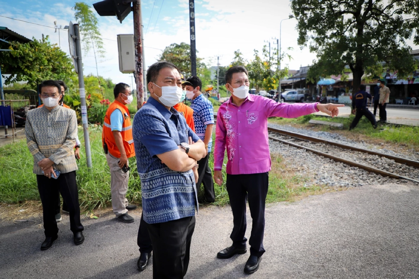 สลด! สาวจีนขับกระบะตกหลุมรางรถไฟ ม้าเหล็กเสยกลางลำ ดับพร้อมลูก 1 ขวบ